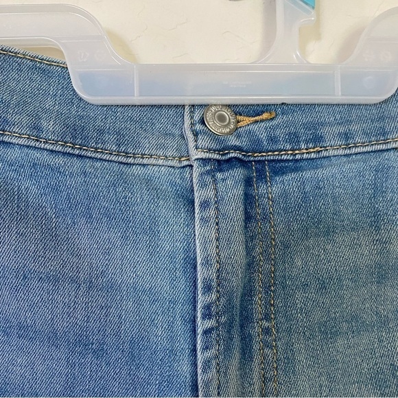 Old Navy Jean Shorts Light Blue Mid-rise 1” Inseam Size 22 - Picture 3 of 4
